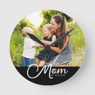 Mama hat modernes weißes Skriptfoto eingerichtet Runde Wanduhr