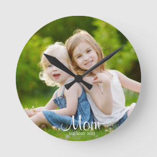 Mama hat modernes weißes Skriptfoto eingerichtet Runde Wanduhr