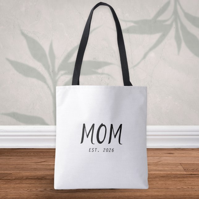 Mama hat neues Mama-Geschenk gegründet (A stylish tote bag with customizable "Mom Est. 2026" caption in black text on a white background)
