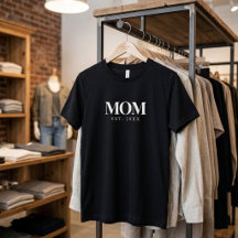 Mama hat neues Mama-Geschenk in weißer Typografie 