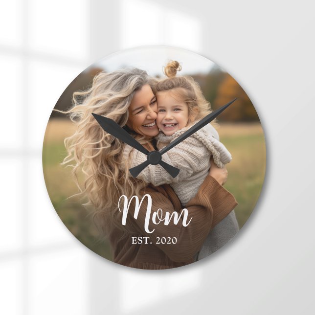 Mama hat Weißschrift-Foto eingerichtet Runde Wanduhr (Mom established script text with photo personalized wall clock gift)