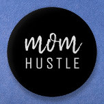 Mama Hustle | Modernes Drehbuch Schwarzer Mutterta Button<br><div class="desc">Einfaches,  stilvolles "Mama Hustle",  kundenspezifisches Zitat-Kunstdesign in moderner,  minimalistischer Schrift-Typografie in Schwarz,  das leicht für das perfekte Muttertagsgeschenk personalisiert werden kann.</div>
