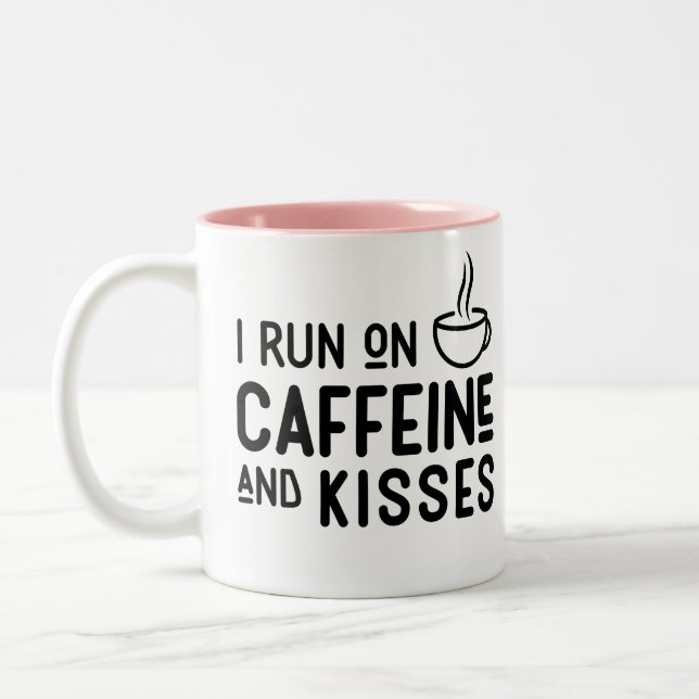 Mama "I Run on Coffeine & Kisses" Niedliche Mama T Zweifarbige Tasse (Links)