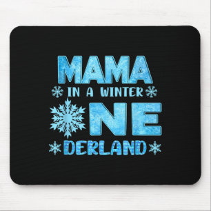 Mama in einem winterlichen Onederland Geburtstagsm Mousepad