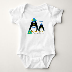 Mama ist ein kleiner Mann. Kleine Penguin Baby Bod Baby Strampler