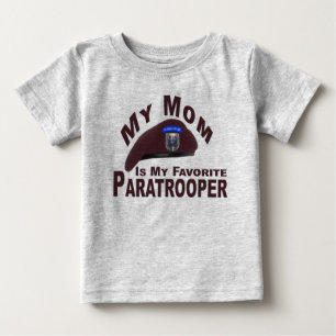 Mama ist My Favorite 82. Im Flugzeug Fallschirmjä Baby T-shirt