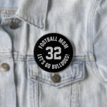 Mama Jersey Nummer: Schwarz und Grau<br><div class="desc">Freuen Sie sich auf Ihr Lieblings-Sportteam, Ihren Fußballspieler oder zeigen Sie einfach Ihren Schulstolz mit einem personalisierten Spirituosenknopf! Fügen Sie Ihren Schulnamen hinzu oder personalisieren Sie ihn mit einem Spielernamen und Jersey-Nummer. Ideal für Fußball, Basketball, Baseball und Fußball! Erstellen Sie individuelle Buttone für das ganze Team, Cheerleader, Eltern und Geschwister,...</div>