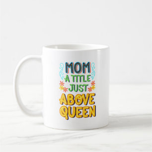 Mama, kurz über der Königin Kaffeetasse