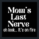 Mama letzte Nerve, schau mal, es brennt Poster<br><div class="desc">Das sonnige sarkastische Sprichwort-Design "Mama letzte Nerve Oh Look It's On Fire". Humorvolles Zitat-Design für Mama,  Oma,  Urgroßmutter,  Oma,  Nana,  Kollegin,  Freundin,  Tochter,  Schwester...  Perfekte Geschenkidee für Sarkasmus und sarkastische Redewendungen Liebhaber,  packen Sie dies als Geburtstagsgeschenk,  Muttertag,  zurück zur Schule,  Lehrertag, </div>