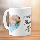 Mama Liebe Sie hören Fotos Kaffeetasse<br><div class="desc">Feiern Sie Mama mit dieser maßgeschneiderten Foto-Tasse. Man kann zwei Fotos ihrer Kinder in herzförmigen Rahmen hinzufügen,  den Ausdruck "I Liebe du" oder "Wir Liebe du" personalisieren und ob sie als Mutter,  Mutter,  Mutter,  Mama,  etc. bezeichnet wird. Sie können auch die Namen ihrer Kinder und das Jahr hinzufügen.</div>