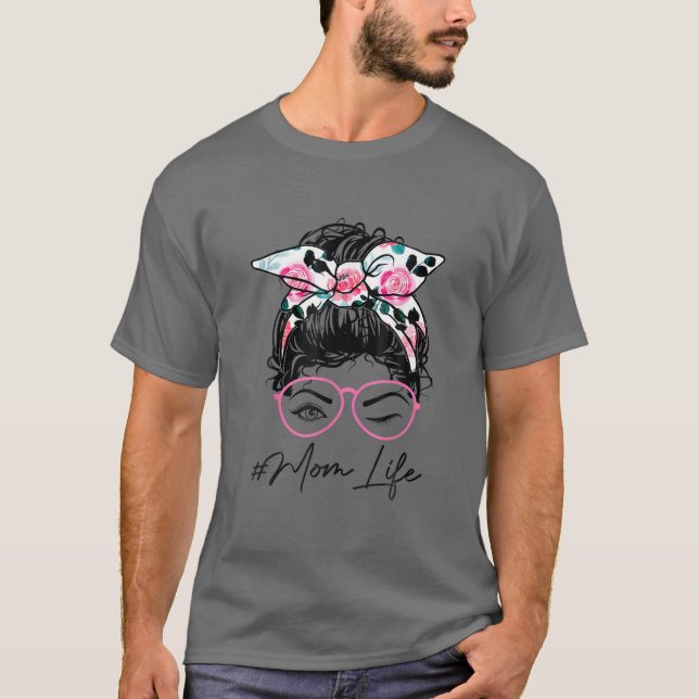 Mama Life Messy Bun Hair Pink Blumenband Wink T-Shirt (Vorderseite)