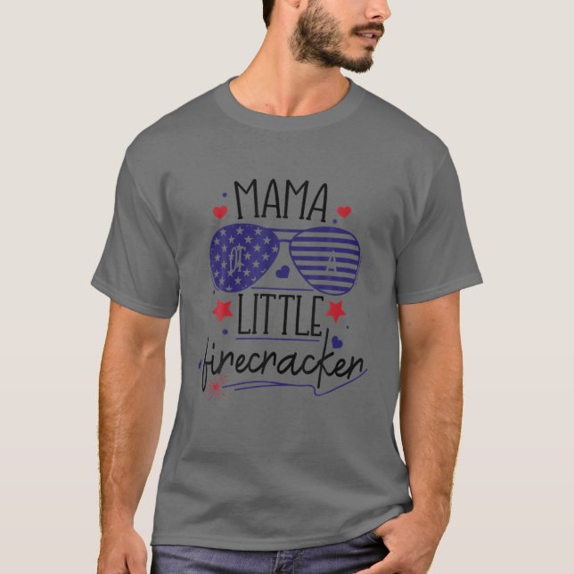Mama Little Firecracker Celebrate 4. Juli Familie T-Shirt (Vorderseite)