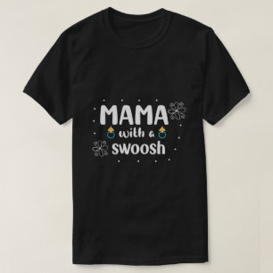 Mama mit einem Swoosh T-Shirt