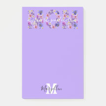 Mama Name und violette Monogramm-Blumen hinzufügen