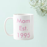 Mama Personalisiertes Jahr Kaffeetasse<br><div class="desc">Mit dieser minimalistischen Mama Est feiert sie das Jahr, in dem sie ihren Lieblingstitel verdient hat. [Jahr] Kaffee-Tasse. Fügen Sie einfach den Meilenstein Jahr, um eine tägliche Erinnerung von Liebe, Familie und alle Erinnerungen seit diesem ersten besonderen Tag zu schaffen. Perfekt für Muttertag, Geburtstage, Babyankündigungen, oder nur weil dieser personalisierte...</div>