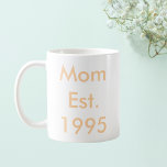 Mama Personalisiertes Jahr Kaffeetasse<br><div class="desc">Mit dieser minimalistischen Mama Est feiert sie das Jahr, in dem sie ihren Lieblingstitel verdient hat. [Jahr] Kaffee-Tasse. Fügen Sie einfach den Meilenstein Jahr, um eine tägliche Erinnerung von Liebe, Familie und alle Erinnerungen seit diesem ersten besonderen Tag zu schaffen. Perfekt für Muttertag, Geburtstage, Babyankündigungen, oder nur weil dieser personalisierte...</div>