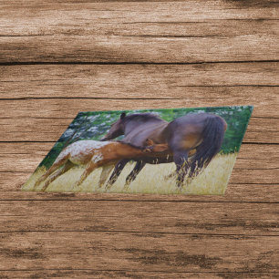 Mama Pferd füttert Baby Glas Schneidebrett