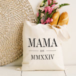 Mama Roman Numeral Year etabliert Tragetasche<br><div class="desc">Diese minimalistische Tasche,  die eine schicke junge Mutter feiern soll,  ist mit "Mama" oder der Wahl des Mami-Spitznamen in schwarzen Serifenschrift eine minimalistische Tasche. Mit dem Jahr,  in dem sie zu einer Mutter wurde,  in eleganten römischen Ziffern für eine schicke Touch.</div>