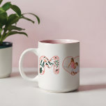 Mama Rosa Blütenblase Buchstaben Herz Foto Zweifarbige Tasse<br><div class="desc">Gib Mama ein wunderschönes und unvergessliches Geschenk mit unserer personalisierten MAMA Foto Tasse. Unser Design zeichnet sich durch ein Wrap-around-Design mit "MAMA" in rot-rosa Blumenmuster Luftblasen Schrift. Der Buchstabe "O" wird durch ein benutzerdefiniertes Herz-Foto ersetzt, um Ihr eigenes Foto anzuzeigen. Diese besondere Tasse ist das ideale Geschenk, um Ihre Mutter...</div>