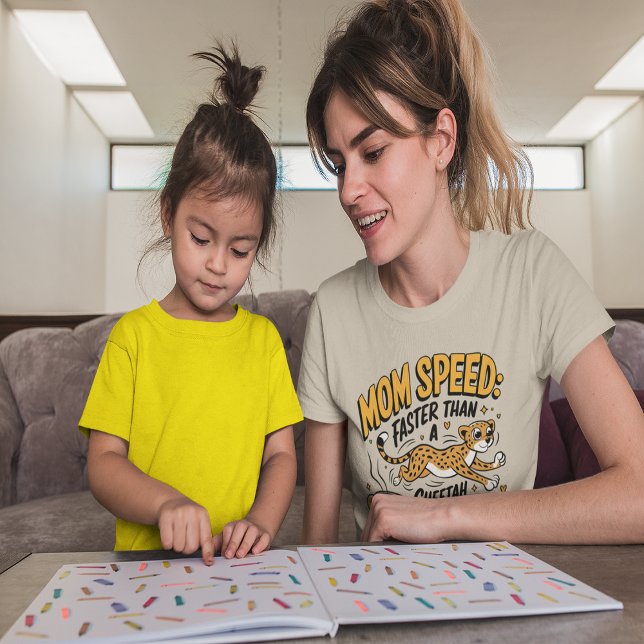 Mama schneller als ein Cheetah, der Kaffee nachjag T-Shirt (Mom Speed Faster Than A Cheetah Chasing Coffee)
