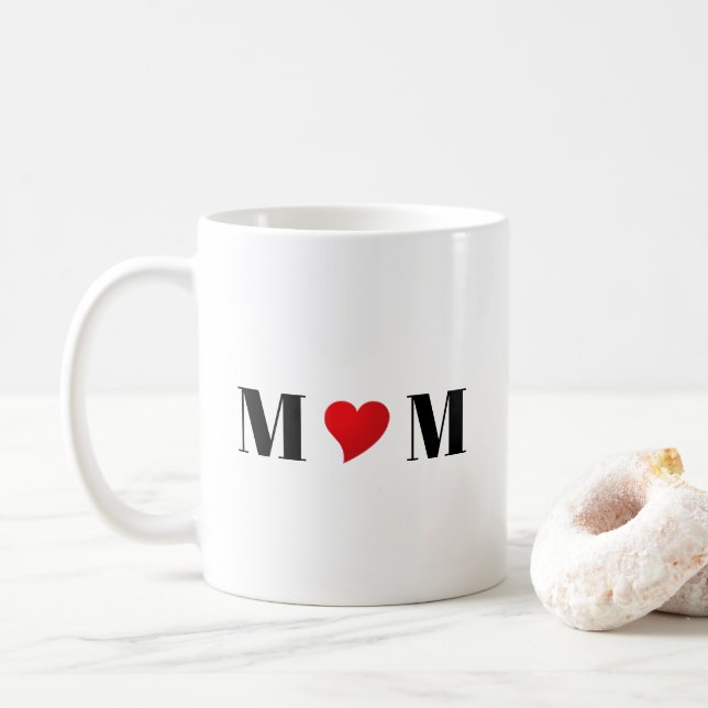 Mama Schwarz-weißes rotes Herz Moderne Typografie  Kaffeetasse (Mit Donut)