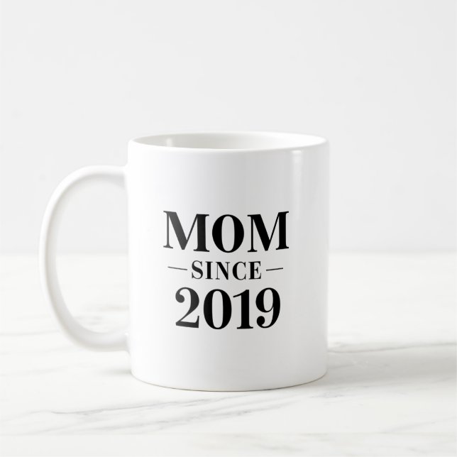 Mama seit 2019 Minimalist Geschenk Design Kaffeetasse (Links)