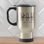 Mama seit 20XX Moderne, einfache Preppy Reisebecher<br><div class="desc">Dieses einfache und moderne Design besteht aus san-Serifentypografie.</div>