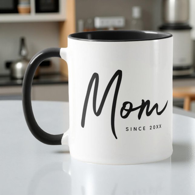 Mama seit 20XX Moderner, einfacher Chic Tasse (Von Creator hochgeladen)