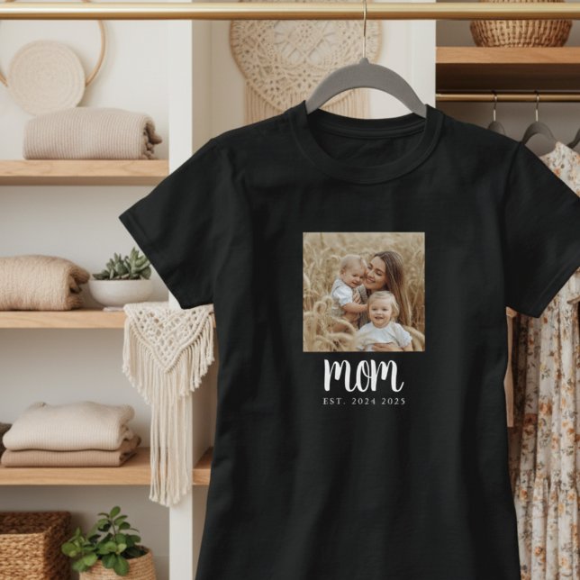 Mama - Skript-Foto eingerichtet T-Shirt (minimal black and white mom established custom tshirt with photo and space for more than one child)