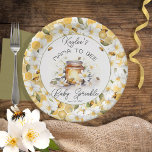 Mama to Bees Blume and Bies Honey Baby Sprinkle Pappteller<br><div class="desc">Wir stellen Ihnen unsere schöne Baby Sprinkle Kollektion vor, inspiriert von der Süße des Honigs und der Schönheit blühender Blume. Diese bezaubernde, geschlechtsneutrale Vorlage zeigt eine charmante Kombination von Elementen, darunter eine süße Honiggläser und zarte weiße Blumenblüten. Im Mittelpunkt des Designs steht der beliebte Satz "Mama to Bee", der elegant...</div>