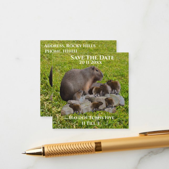 Mama und Baby Capybaras Save the Date Begleitkarte (Vorderseite/Rückseite Beispiel)