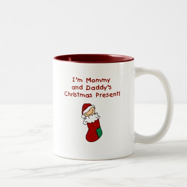 Mama-und des Vatis Weihnachtsgeschenk Zweifarbige Tasse (Rechts)