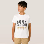 MAMA   VATER GOT #MARRIED! T-Shirt<br><div class="desc">MAMA   VATER GOT #MARRIED! Ein Spaß,  moderner grafischer Typografieentwurf. Mit Goldeffekt-Skripttext und einem modernen # instagram insta hashtag werden Sie diesen T - Shirt lang nach den Flitterwochen tragen. Teil einer Sammlung.</div>