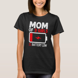 Mama von 3 Mädchen mit niedrigem Akku von Mutter T-Shirt
