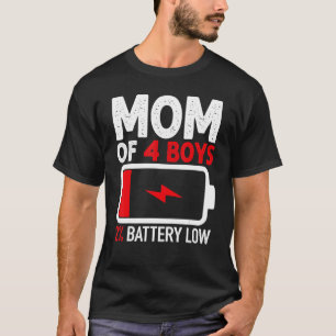 Mama von 4 Jungen mit niedrigem Akku von den Sohn  T-Shirt