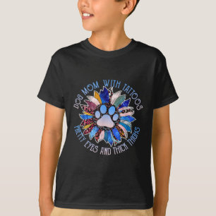 Mama von Hunden mit Hübschen Augen und dicken Ober T-Shirt