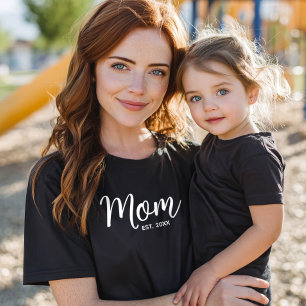 Mama Weißes Skript Festgestellter Datum Minimal fe T-Shirt