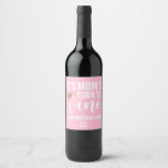 Mama wird Weinetikett-Rosa Weinetikett<br><div class="desc">"Gönnen Sie der Mama in diesem Muttertag Entspannung mit einer Flasche ihres Lieblingsweins, mit einem individuellen Etikett, das lautet "Es ist die Mama, Wein zu machen". Ideal für einen entspannenden Abend in oder einen besondere Anlass, dieses nachdenkliche Geschenk zeigt Ihrer Mutter oder Freundin, wie wichtig es Ihnen ist. Personalisieren Sie...</div>