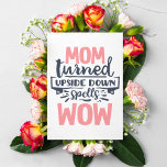 Mama Wow Mutter Tag niedlich rosa graue Typografie Postkarte<br><div class="desc">Zeigen Sie Ihrer Mutter am Muttertag Ihre Liebe und Ihre Wertschätzung mit dieser lustigen Postkarte mit dem Zitat "MAMA auf den Kopf gestellt Zauber WOW" in rosa und grau Typografie</div>