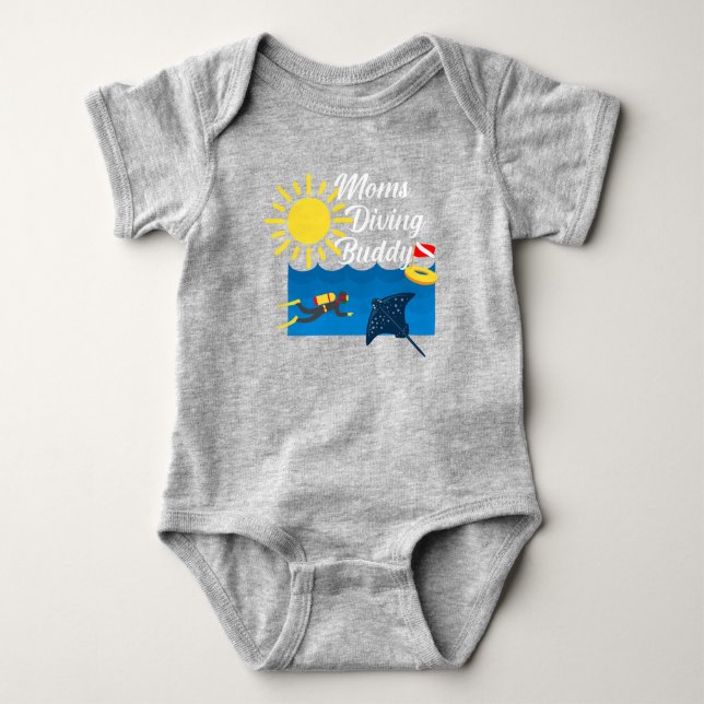 Mamas Diving Buddy Design - Baby Jersey Bodysuit Strampler (Vorderseite)