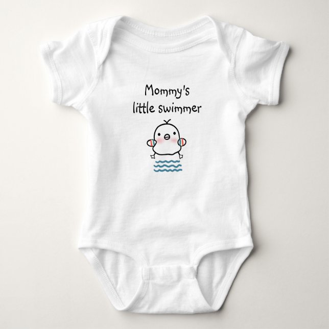 Mama's kleiner Schwimmer - Gewohnt Baby Strampler (Vorderseite)