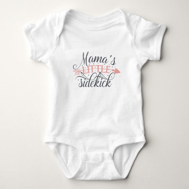 Mamas kleiner Sidekick Baby Strampler (Vorderseite)