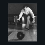 Man Bowling Postkarte<br><div class="desc">Man throwing bowling ball down lane Stockbyte AssetID |: YSP_075</div>