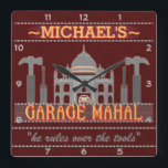 Man Cave Funny Garage Mahal Tools | Individuelle N Quadratische Wanduhr<br><div class="desc">Diese lustige, personalisierte Uhr ist perfekt, um Ihre Männhöhle zu dekorieren. Es heißt "Ihr Name" und zeigt eine Kontur des Taj Mahal mit Hämmern, Schraubenziehern und einem kleinen Auto, das aussieht, als wäre es in der Mitte geparkt. Fügen Sie einfach Ihren Namen hinzu. Die Farben sind rot, grau und hellorange....</div>