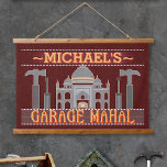 Man Cave Funny Garage Mahal Tools Red | Benutzerde Wandteppich Mit Holzrahmen<br><div class="desc">Dieser lustige, personalisierte Wandteppich ist perfekt für die Dekoration Ihrer Männerhöhle. Es heißt "Ihr Name" und zeigt eine Kontur des Taj Mahal mit Hämmern, Schraubenziehern und einem kleinen Auto, das aussieht, als wäre es in der Mitte geparkt. Fügen Sie einfach Ihren Namen hinzu. Die Farben sind rot, grau und orange....</div>