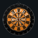 Man Cave Individuelle Name Dart Board Dartscheibe<br><div class="desc">Farbiger Hintergrund mit individuelle Name- und Menschenhöhle in der Mitte des Brettes. Andere Farben sind im Shop erhältlich. Orange</div>