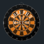 Man Cave Individuelle Name Dart Board Dartscheibe<br><div class="desc">Farbiger Hintergrund mit individuelle Name- und Menschenhöhle in der Mitte des Brettes. Andere Farben sind im Shop erhältlich. Orange</div>