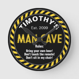 Man Cave Sign mit Vorsicht Tape Effect & Rules Runde Wanduhr