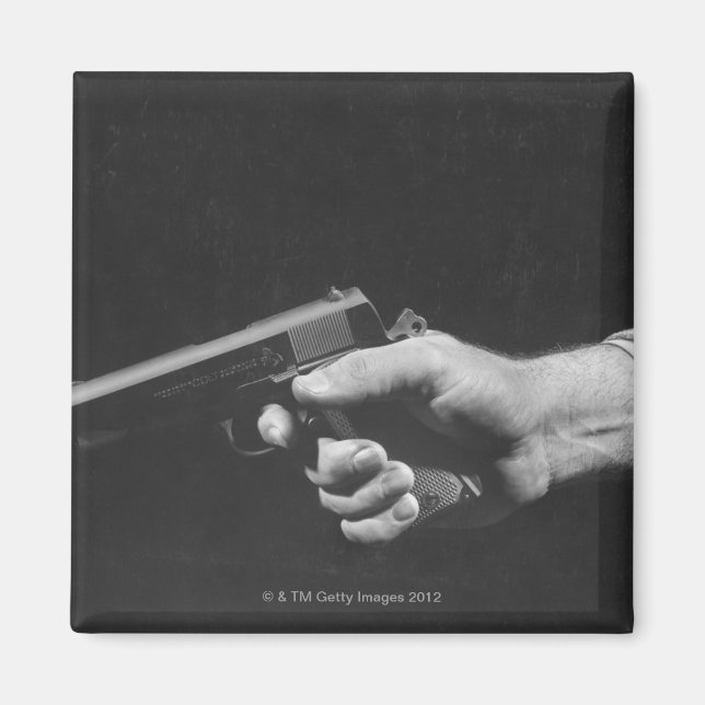 Man Holding Gun Magnet (Vorne)