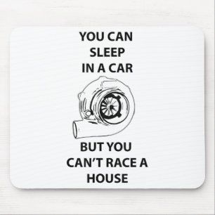 Man kann in einem Auto schlafen, aber man kann kei Mousepad